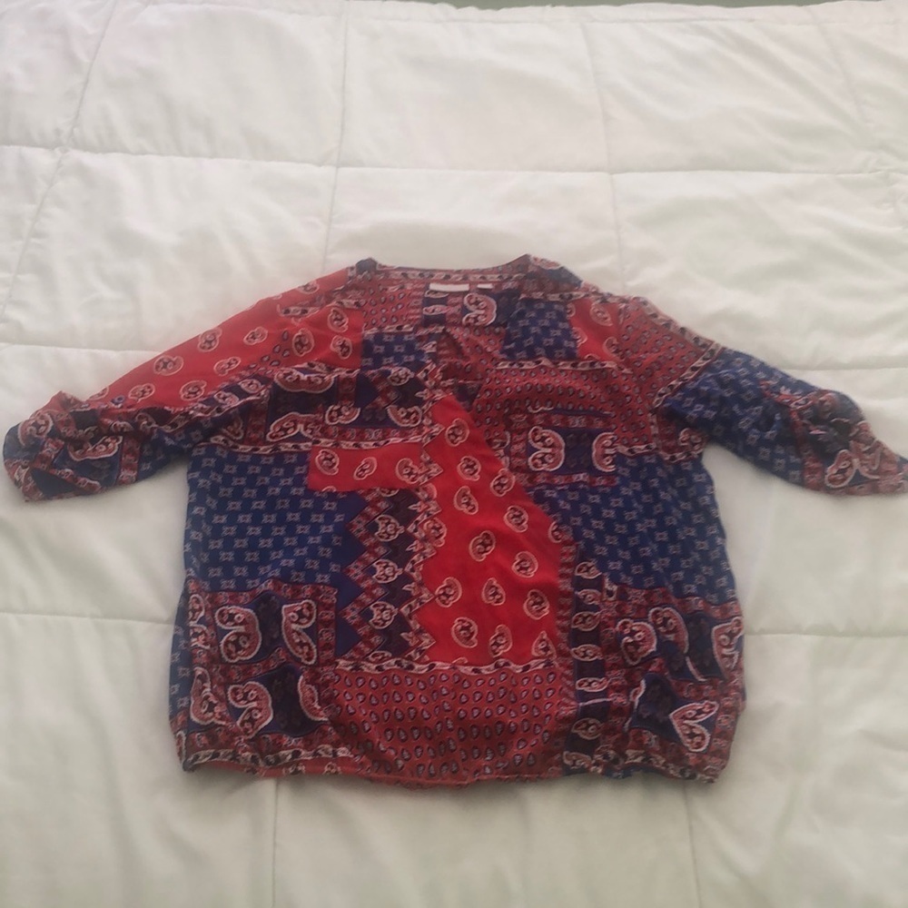 New York & Company patriotic patterned top w tie tabs by shoulder V neck style